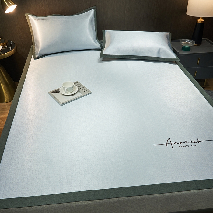 91家纺网 家纺一手货源 找家纺 全季家居 2024新款纯色英文刺绣肌理纹冰丝凉席 淡蓝色（床席款）