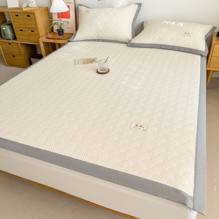 91家纺网 家纺一手货源 找家纺 丝羽坊 2025新款PE凉感450克A类华夫格冰豆豆软凉席-平铺款 饼干花-奶白