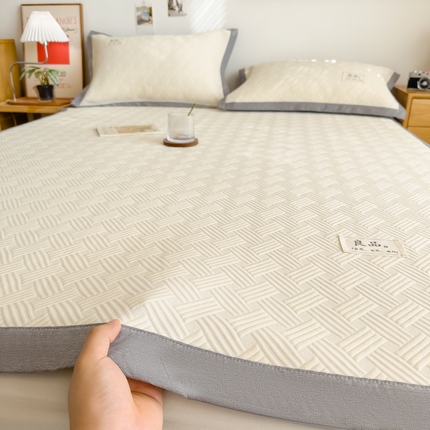 91家纺网 家纺一手货源 找家纺 丝羽坊 2025新款PE凉感450克A类华夫格冰豆豆软凉席-平铺款 饼干花-奶白