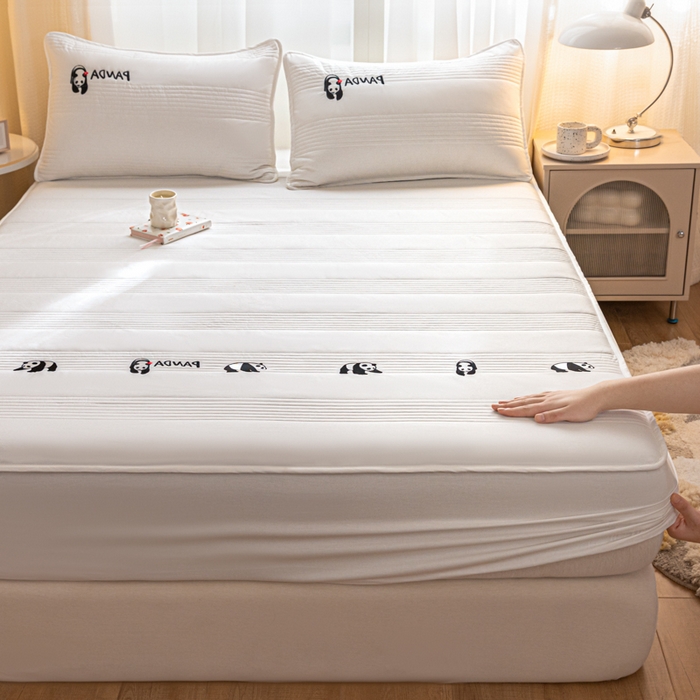 91家纺网 家纺一手货源 找家纺 鑫钰 2024全棉大豆夹棉床笠 熊猫Team-月光白