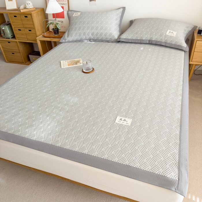 91家纺网 家纺一手货源 找家纺 丝羽坊 2025新款PE凉感450克A类华夫格冰豆豆软凉席-平铺款 饼干花-灰