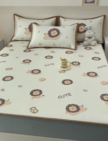 91家纺网 家纺一手货源 找家纺 全季家居 2024新款5A抗菌小清新数码印花冰藤席 小狮子（床笠款）