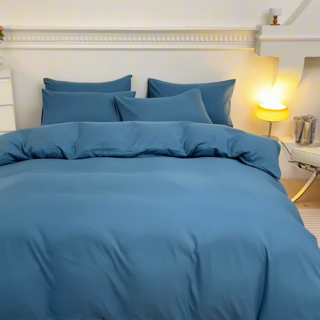 91家纺网 家纺一手货源 找家纺 莎臣豹 2025新款水洗棉磨毛纯色双拼简约风撞色四件套 宝蓝