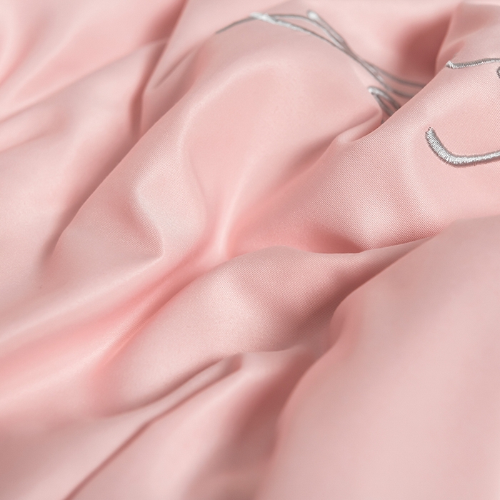 91家纺网 家纺一手货源 找家纺 益多眠 2024爆款水洗真丝夏被四件套冰丝夏被轻奢夏被空调被羽毛夏被四件套绣花夏被 花边---粉色