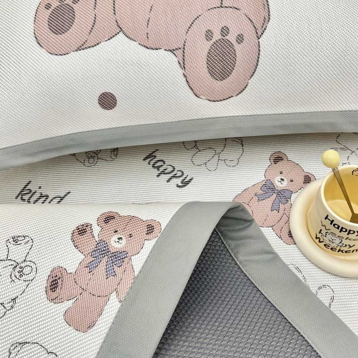 91家纺网 家纺一手货源 找家纺 全季家居 2024新款5A抗菌小清新数码印花冰藤席 快乐小熊（床席款）