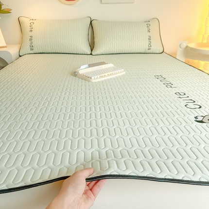 91家纺网 家纺一手货源 找家纺 （总）多乐家纺 2024新款居家风肌理纹凉感丝绣花乳胶席-平铺款