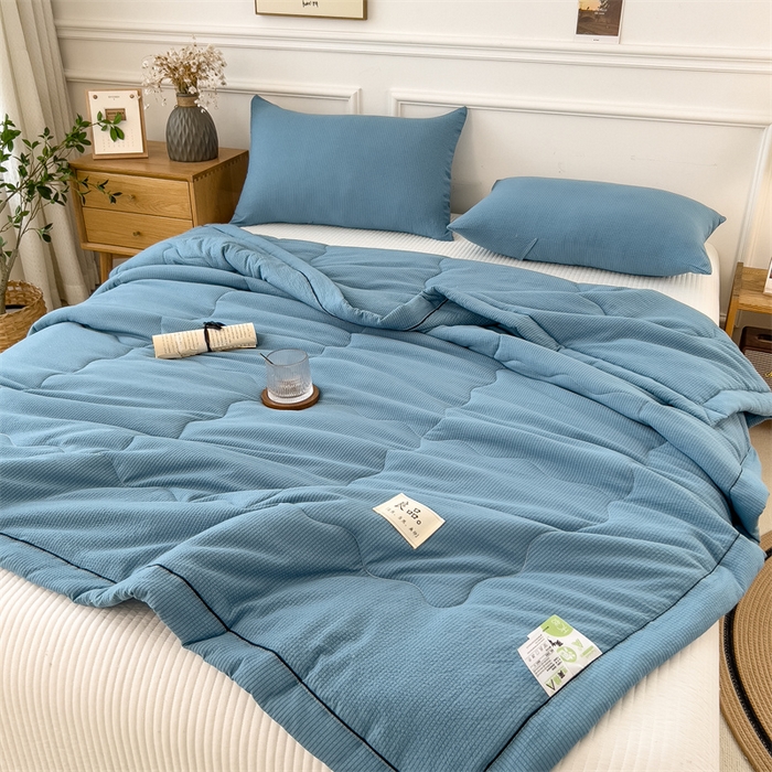 91家纺网 家纺一手货源 找家纺 丝幔家纺 2025新款A类泡泡纱镶边款夏被 雾霾蓝