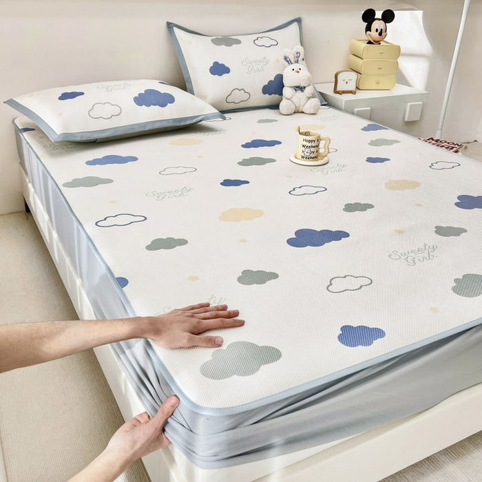 91家纺网 家纺一手货源 找家纺 全季家居 2024新款5A抗菌小清新数码印花冰藤席 云朵（床笠款）