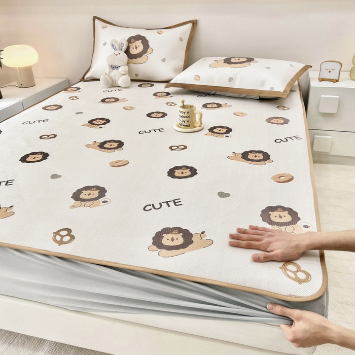 91家纺网 家纺一手货源 找家纺 全季家居 2024新款5A抗菌小清新数码印花冰藤席 小狮子（床笠款）