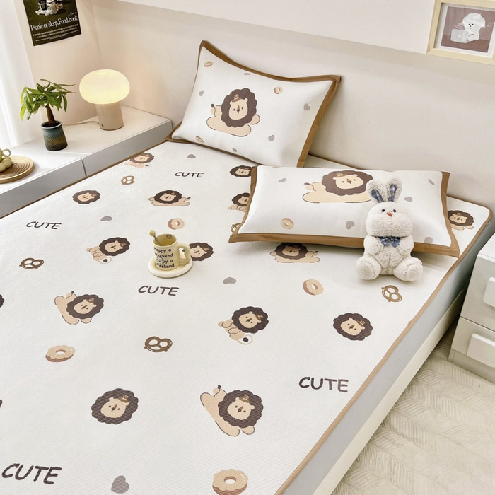 91家纺网 家纺一手货源 找家纺 全季家居 2024新款5A抗菌小清新数码印花冰藤席 小狮子（床笠款）