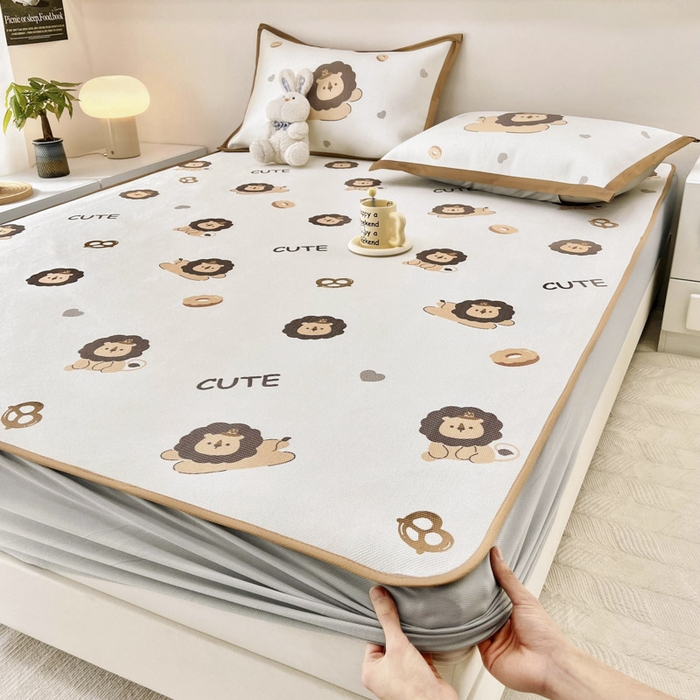 91家纺网 家纺一手货源 找家纺 全季家居 2024新款5A抗菌小清新数码印花冰藤席 小狮子（床笠款）