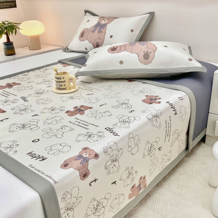 91家纺网 家纺一手货源 找家纺 全季家居 2024新款5A抗菌小清新数码印花冰藤席 快乐小熊（床席款）