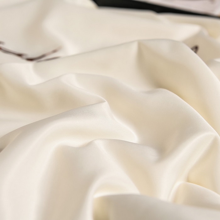 91家纺网 家纺一手货源 找家纺 益多眠 2024爆款水洗真丝夏被四件套冰丝夏被轻奢夏被空调被羽毛夏被四件套绣花夏被 字母---米黄