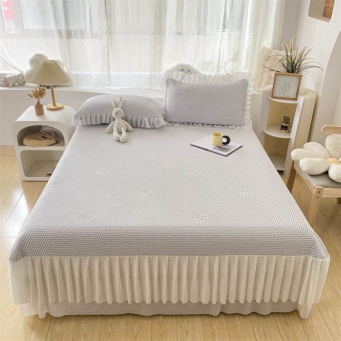 91家纺网 家纺一手货源 找家纺 2024新款抗菌凉豆豆提花床裙款凉席-花朵系列 冰豆豆花朵系列-床裙款 淡雅灰