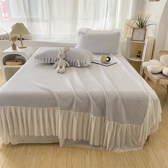 91家纺网 家纺一手货源 找家纺 2024新款抗菌凉豆豆提花床裙款凉席-花朵系列 冰豆豆花朵系列-床裙款 淡雅灰