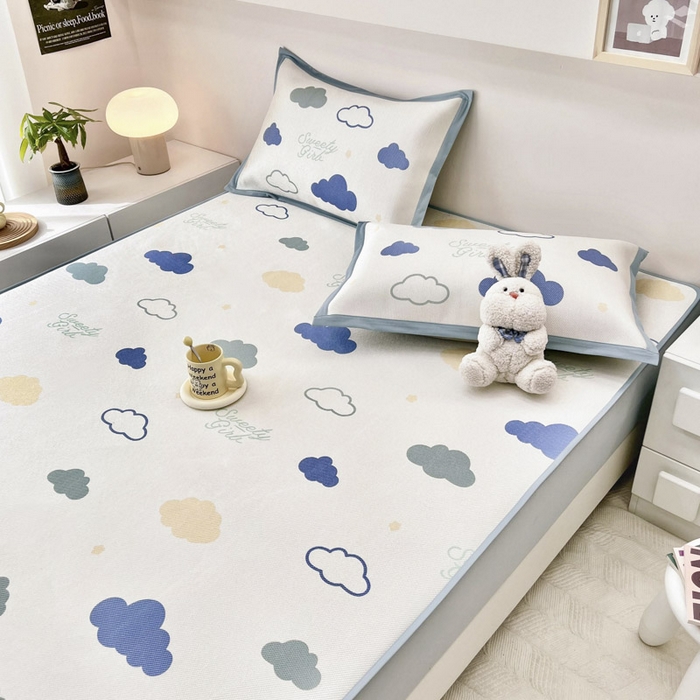 91家纺网 家纺一手货源 找家纺 全季家居 2024新款5A抗菌小清新数码印花冰藤席 云朵（床笠款）