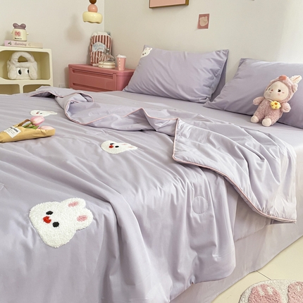 91家纺网 家纺一手货源 找家纺 莱登卡奴 2025春夏款全棉水洗棉毛巾绣大豆夏被 萌兔紫