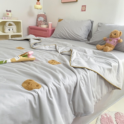 91家纺网 家纺一手货源 找家纺 莱登卡奴 2025春夏款全棉水洗棉毛巾绣大豆夏被 可爱熊灰