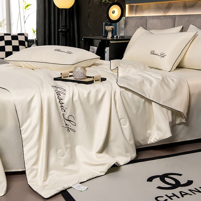 91家纺网 家纺一手货源 找家纺 益多眠 2024爆款水洗真丝夏被四件套冰丝夏被轻奢夏被空调被羽毛夏被四件套绣花夏被 字母---米黄