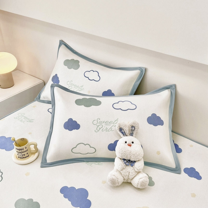 91家纺网 家纺一手货源 找家纺 全季家居 2024新款5A抗菌小清新数码印花冰藤席 云朵（床笠款）