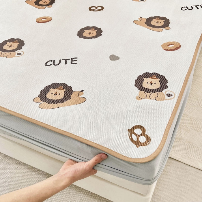 91家纺网 家纺一手货源 找家纺 全季家居 2024新款5A抗菌小清新数码印花冰藤席 小狮子（床笠款）