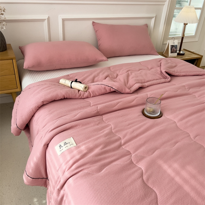 91家纺网 家纺一手货源 找家纺 丝幔家纺 2025新款A类泡泡纱镶边款夏被 豆沙玉