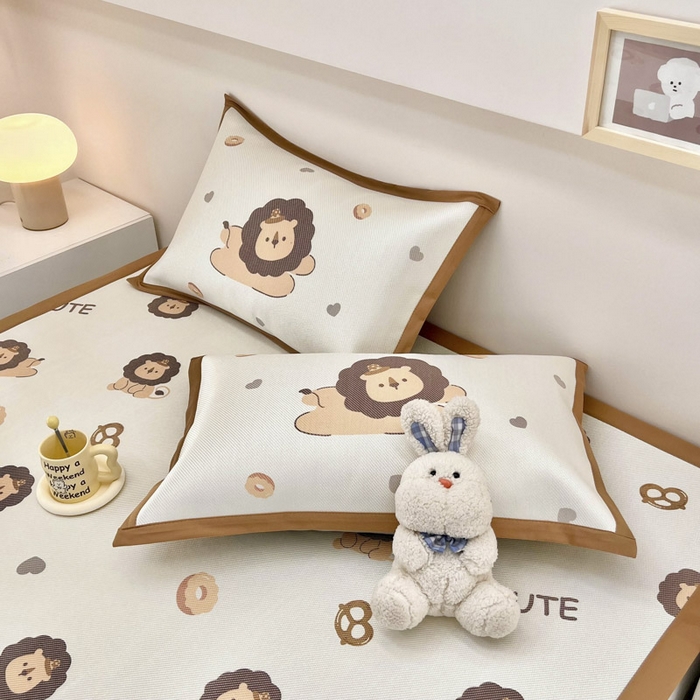 91家纺网 家纺一手货源 找家纺 全季家居 2024新款5A抗菌小清新数码印花冰藤席 小狮子（床席款）