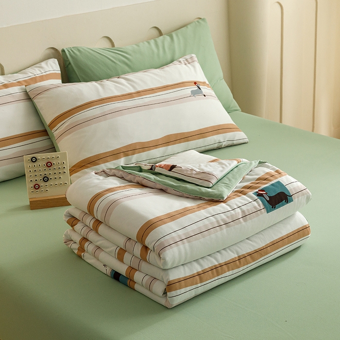 91家纺网 家纺一手货源 找家纺 米洛贝伊 2024新款高密针织棉3A冰雪棉夏被-糯糯云眠 腊肠狗-咖