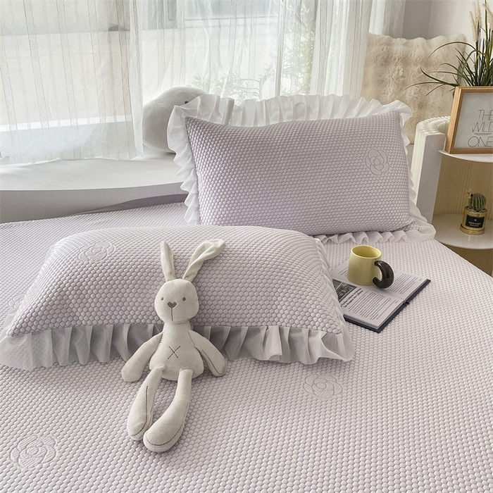 91家纺网 家纺一手货源 找家纺 2024新款抗菌凉豆豆提花床裙款凉席-花朵系列 冰豆豆花朵系列-床裙款 冰藤紫