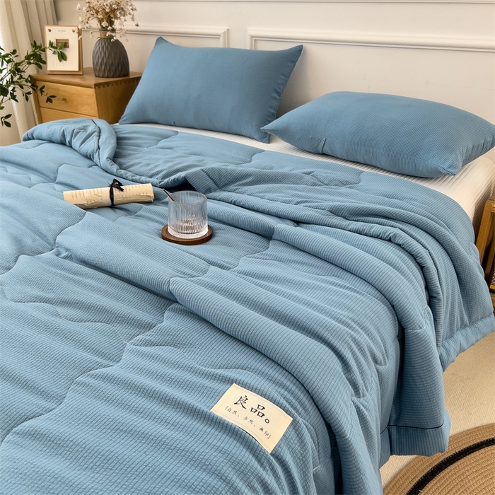 91家纺网 家纺一手货源 找家纺 丝幔家纺 2025新款A类泡泡纱镶边款夏被 雾霾蓝