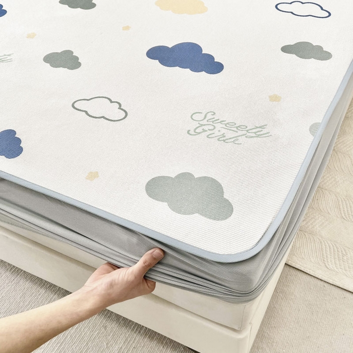 91家纺网 家纺一手货源 找家纺 全季家居 2024新款5A抗菌小清新数码印花冰藤席 云朵（床笠款）