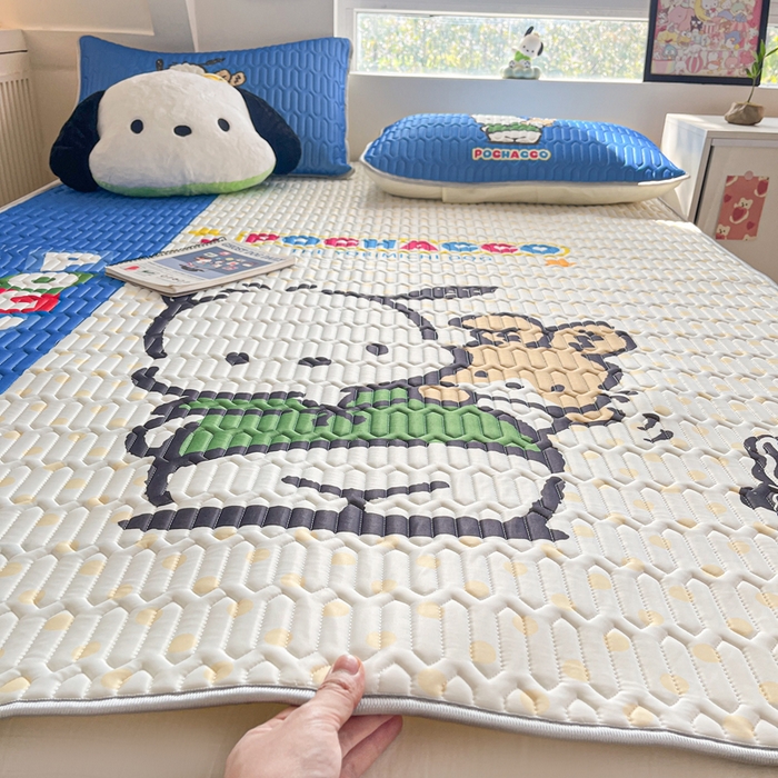 91家纺网 家纺一手货源 找家纺 金爱家 2024新款乳胶凉席-库洛米系列 蓝色点点帕哈狗