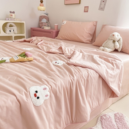 91家纺网 家纺一手货源 找家纺 莱登卡奴 2025春夏款全棉水洗棉毛巾绣大豆夏被 萌兔粉