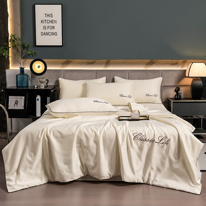 91家纺网 家纺一手货源 找家纺 益多眠 2024爆款水洗真丝夏被四件套冰丝夏被轻奢夏被空调被羽毛夏被四件套绣花夏被 字母---米黄