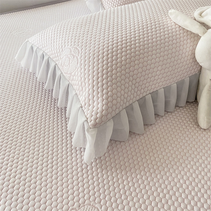 91家纺网 家纺一手货源 找家纺 2024新款抗菌凉豆豆提花床裙款凉席-花朵系列 冰豆豆花朵系列-床裙款 蜜桃粉