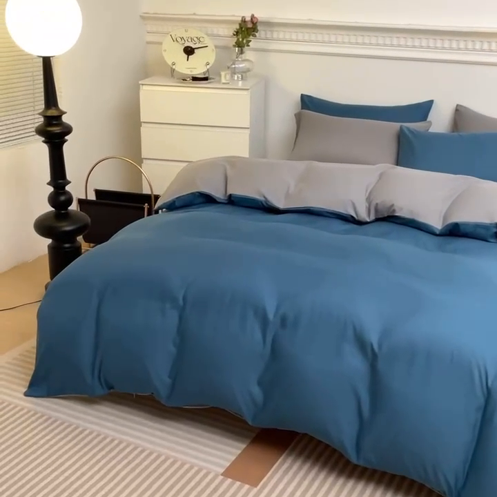 91家纺网 家纺一手货源 找家纺 莎臣豹 2025新款水洗棉磨毛纯色双拼简约风撞色四件套 宝蓝爱上浅灰