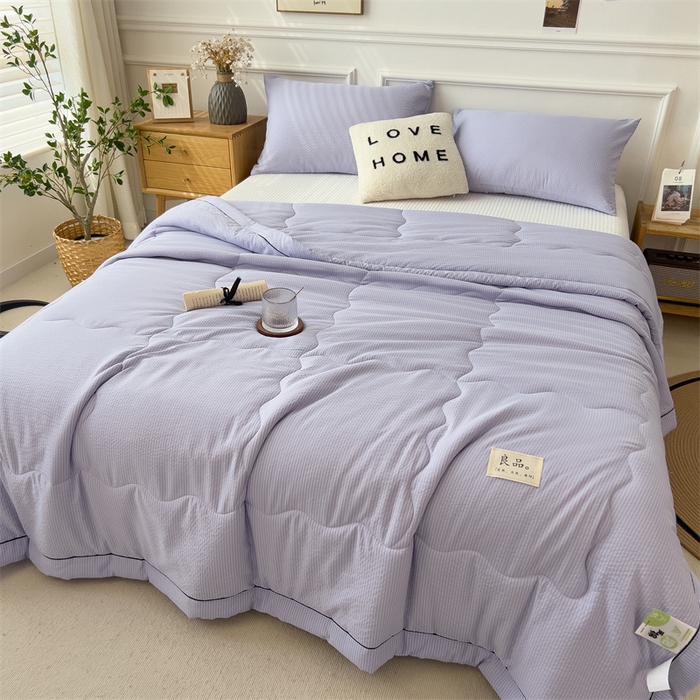 91家纺网 家纺一手货源 找家纺 丝幔家纺 2025新款A类泡泡纱镶边款夏被 千黛紫