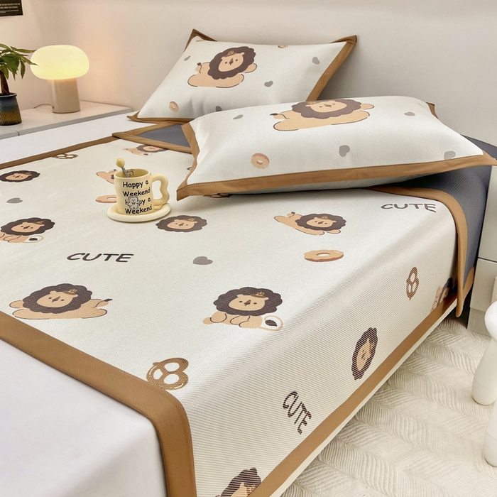 91家纺网 家纺一手货源 找家纺 全季家居 2024新款5A抗菌小清新数码印花冰藤席 小狮子（床席款）