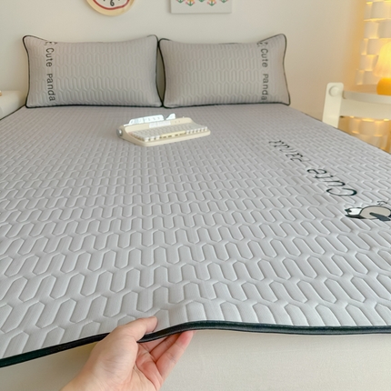 91家纺网 家纺一手货源 找家纺 （总）多乐家纺 2024新款居家风肌理纹凉感丝绣花乳胶席-平铺款