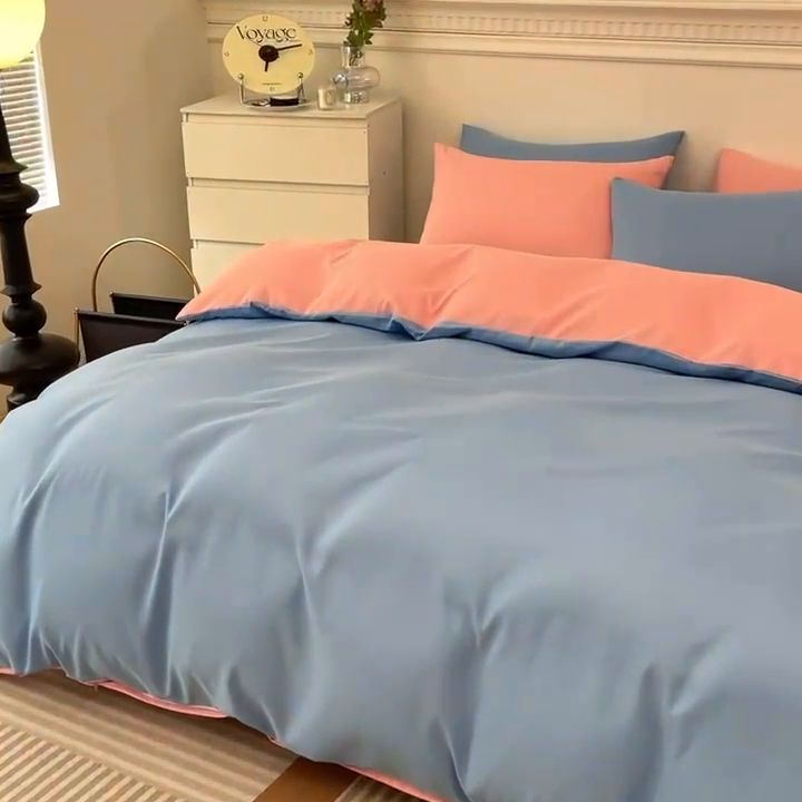 91家纺网 家纺一手货源 找家纺 莎臣豹 2025新款水洗棉磨毛纯色双拼简约风撞色四件套 天空蓝爱上公主粉