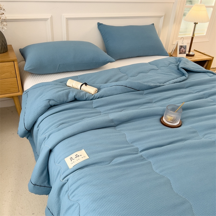 91家纺网 家纺一手货源 找家纺 丝幔家纺 2025新款A类泡泡纱镶边款夏被 雾霾蓝