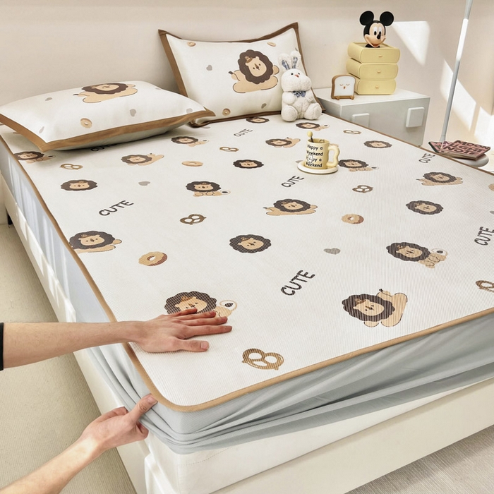 91家纺网 家纺一手货源 找家纺 全季家居 2024新款5A抗菌小清新数码印花冰藤席 小狮子（床笠款）