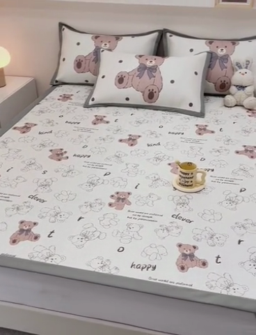 91家纺网 家纺一手货源 找家纺 全季家居 2024新款5A抗菌小清新数码印花冰藤席 快乐小熊（床席款）