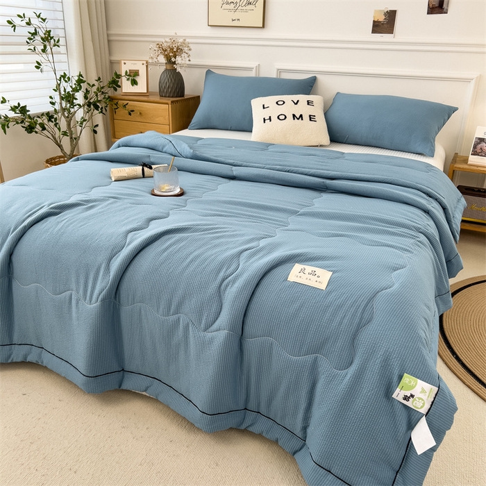 91家纺网 家纺一手货源 找家纺 丝幔家纺 2025新款A类泡泡纱镶边款夏被 雾霾蓝