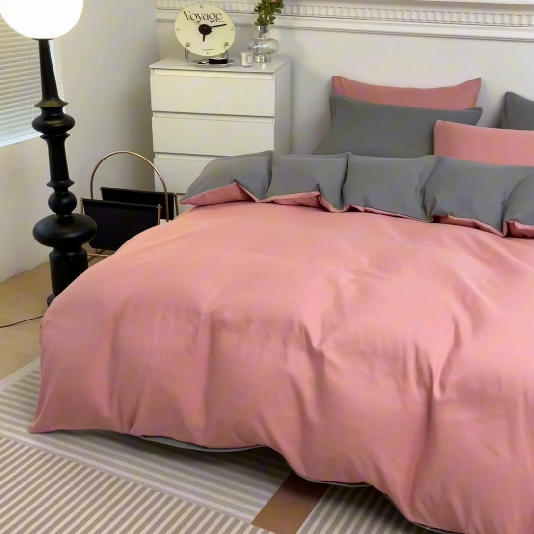 91家纺网 家纺一手货源 找家纺 莎臣豹 2025新款水洗棉磨毛纯色双拼简约风撞色四件套 浅灰爱上甜豆沙