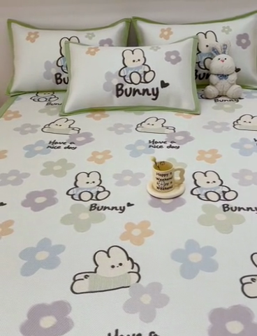 91家纺网 家纺一手货源 找家纺 全季家居 2024新款5A抗菌小清新数码印花冰藤席 花朵兔（床席款）