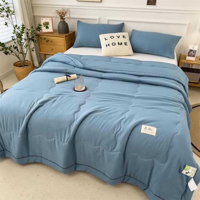 91家纺网 家纺一手货源 找家纺 丝幔家纺 2025新款A类泡泡纱镶边款夏被 雾霾蓝