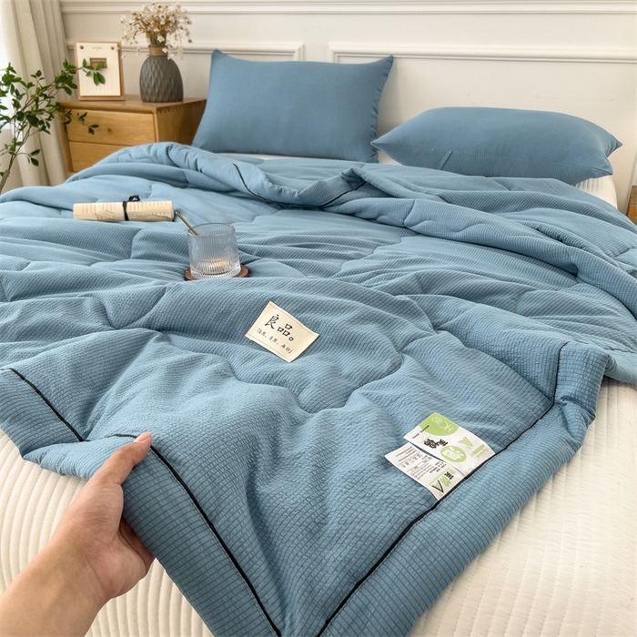 91家纺网 家纺一手货源 找家纺 丝幔家纺 2025新款A类泡泡纱镶边款夏被 雾霾蓝