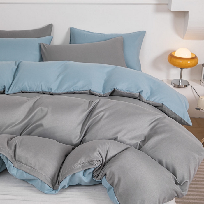 91家纺网 家纺一手货源 找家纺 莎臣豹 2025新款水洗棉磨毛纯色双拼简约风撞色四件套 浅灰爱上雾霾蓝