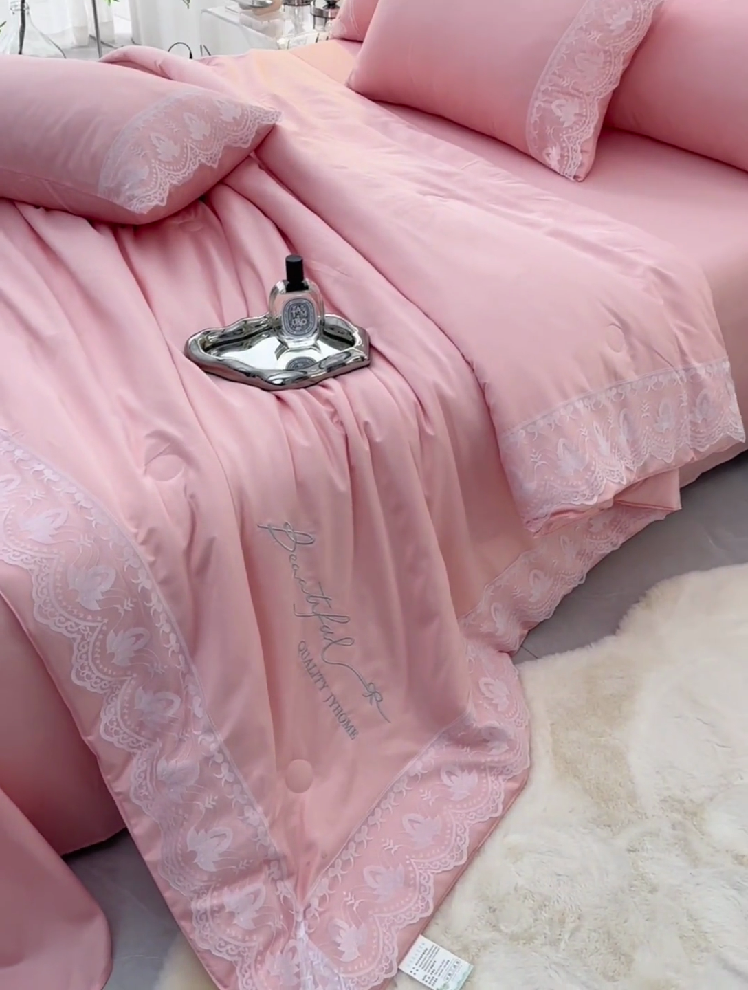 91家纺网 家纺一手货源 找家纺 益多眠 2024爆款水洗真丝夏被四件套冰丝夏被轻奢夏被空调被羽毛夏被四件套绣花夏被 花边---粉色